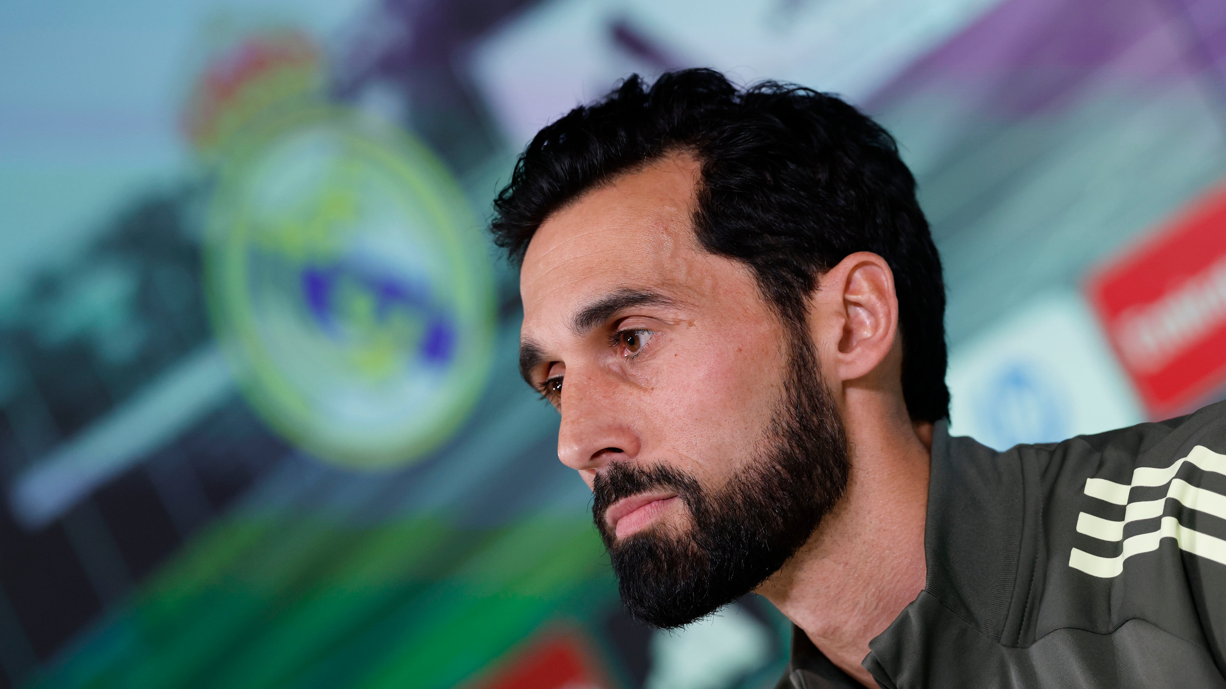 El nuevo entrenador del Real Madrid Álvaro Arbeloa durante la rueda de prensa tras el entrenamiento del equipo en la Ciudad Deportiva de Valdebebas en Madrid este martes. El Real Madrid se enfrenta mañana al Albacete en un partido de octavos de final de la Copa del Rey. EFE/ J.J. Guillén