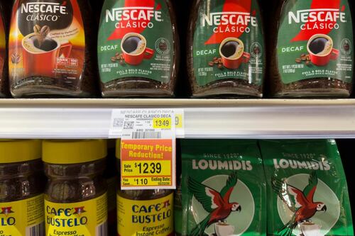 Alza del precio del café cambia rutinas diarias de algunos estadounidenses