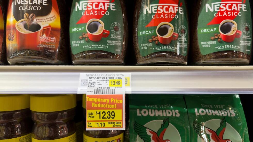 Café a la venta en un supermercado, el lunes 9 de febrero de 2026 en Chicago. (Foto AP/Erin Hooley)
