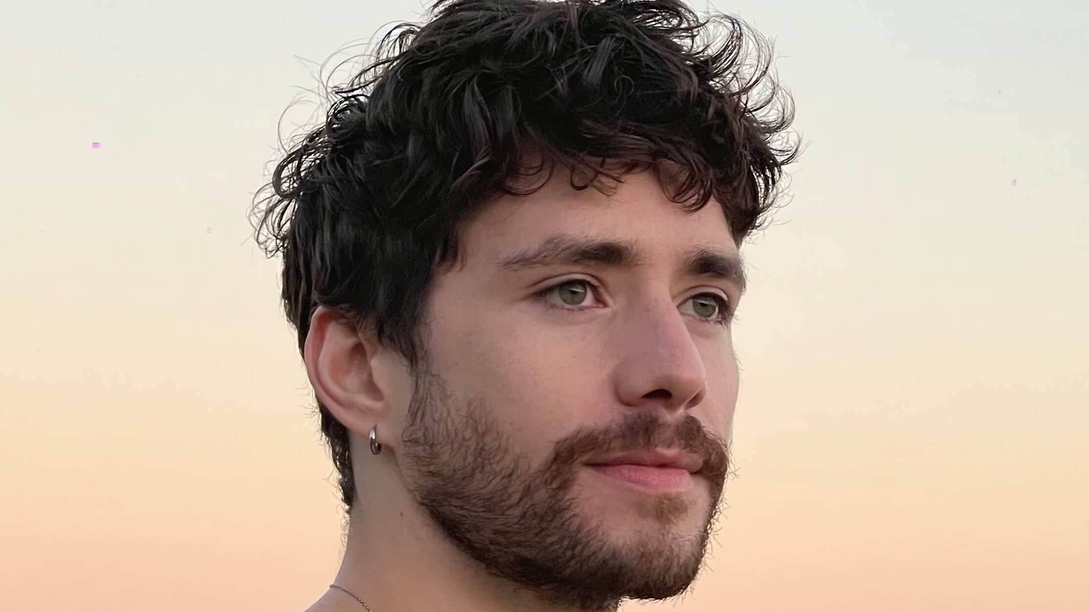 El cantautor estará en el certamen de Miss Universo España.