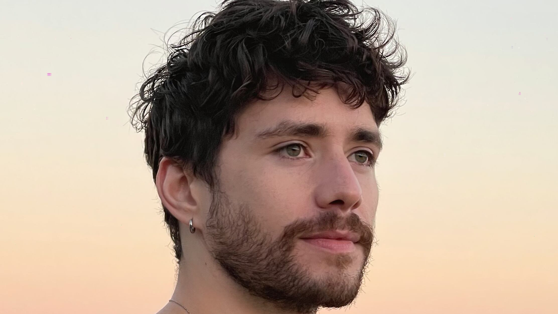 El cantautor estará en el certamen de Miss Universo España.