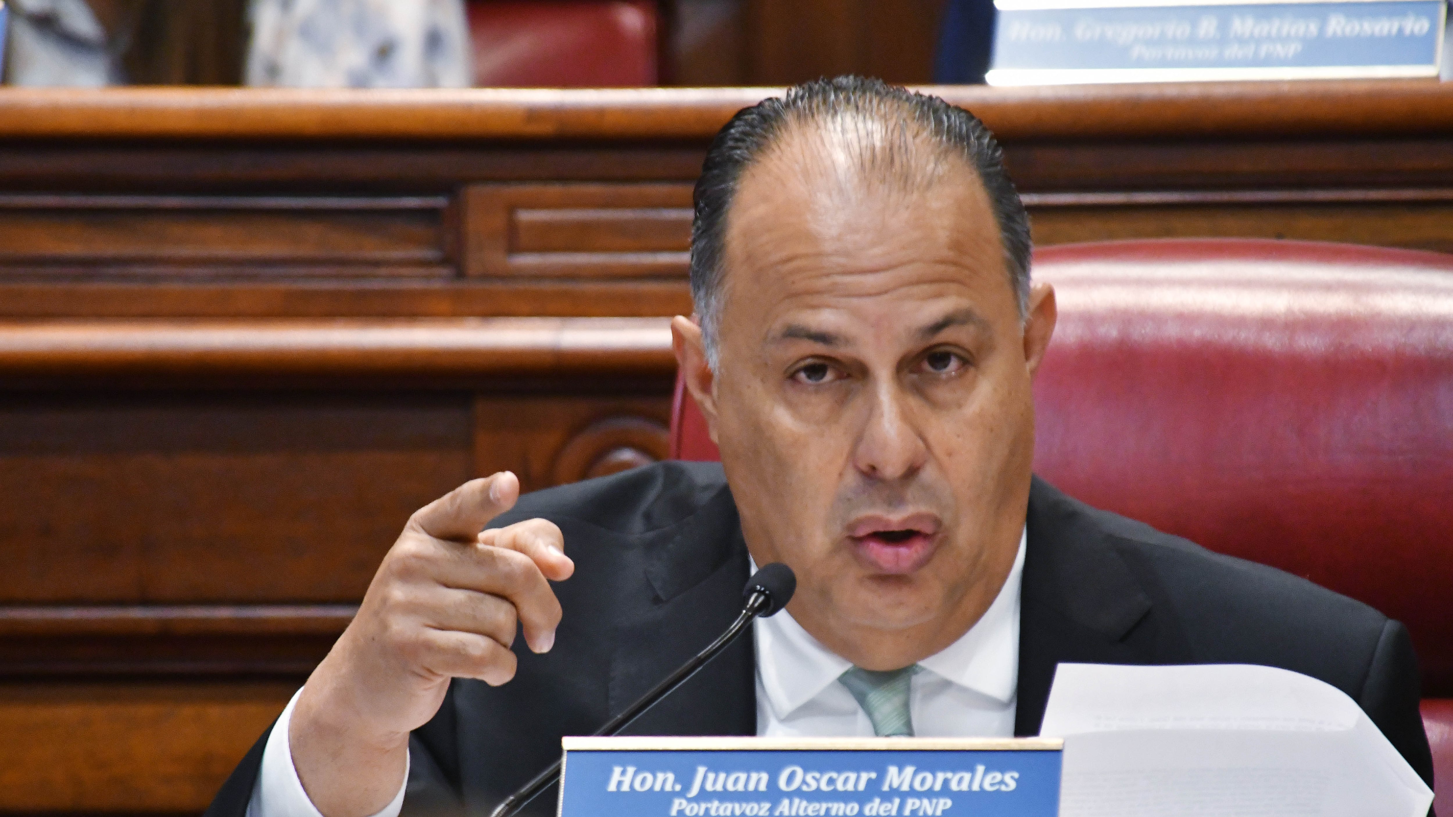 El Senador Oscar Morales interroga al Dr. Carlos Diaz