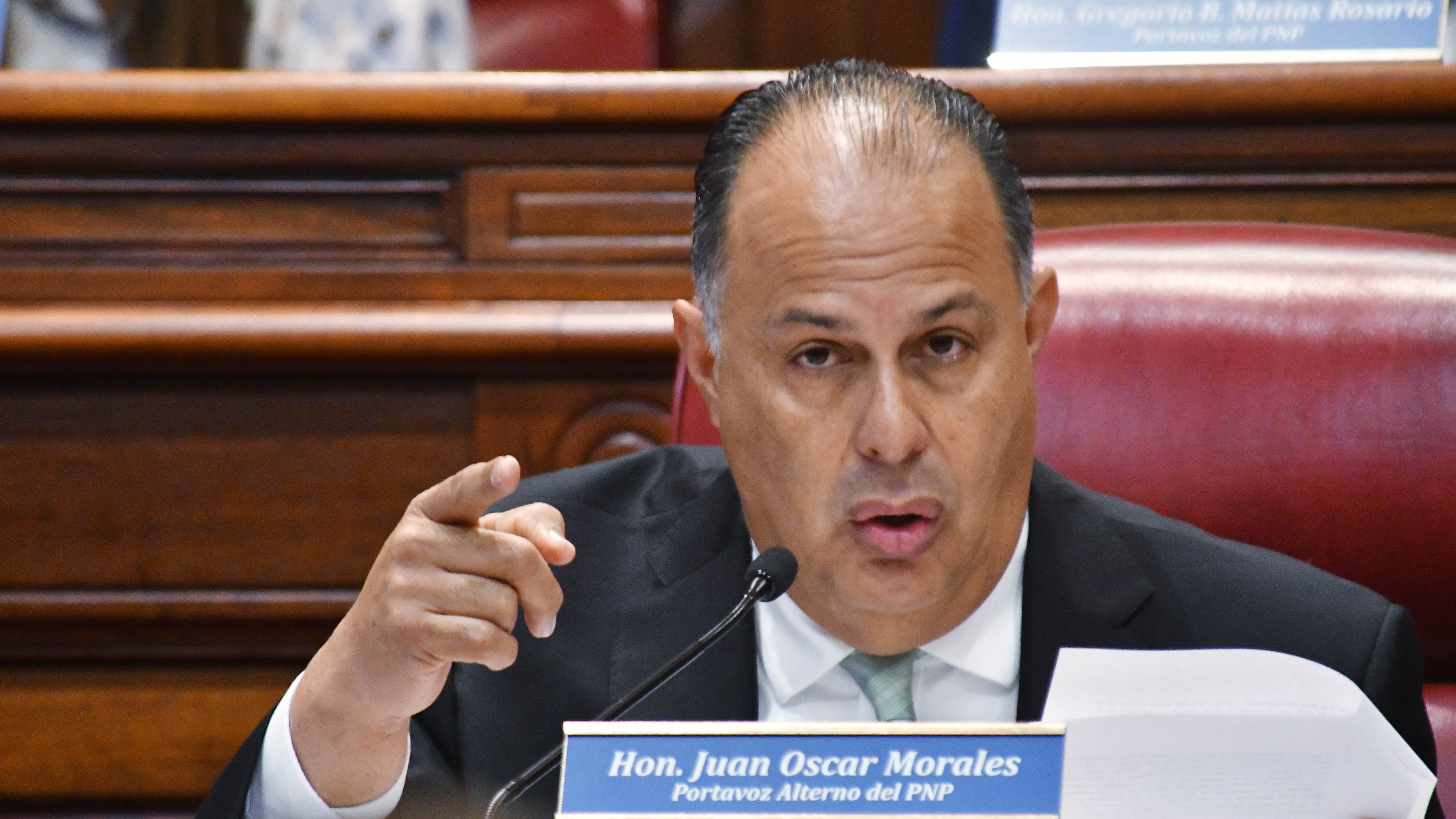 El Senador Oscar Morales interroga al Dr. Carlos Diaz