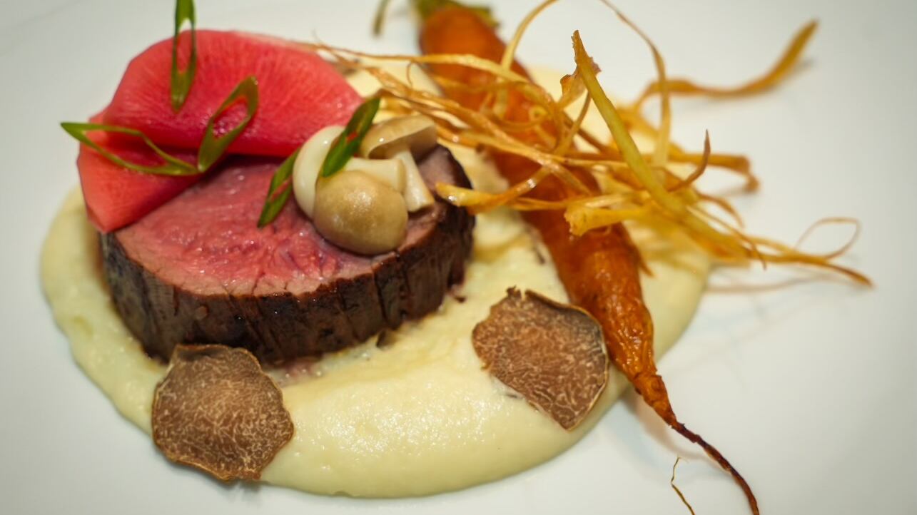 Chef Juan Peña, Carolina, Puerto Rico: W Black Wagyu – Solomillo, zanahoria estofada en grasa de wagyu, champiñón silvestre encurtido, chirivía con trufa blanca