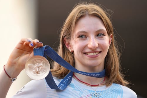 Gimnasta rumana recibe medalla de bronce tras controversia en los Olímpicos