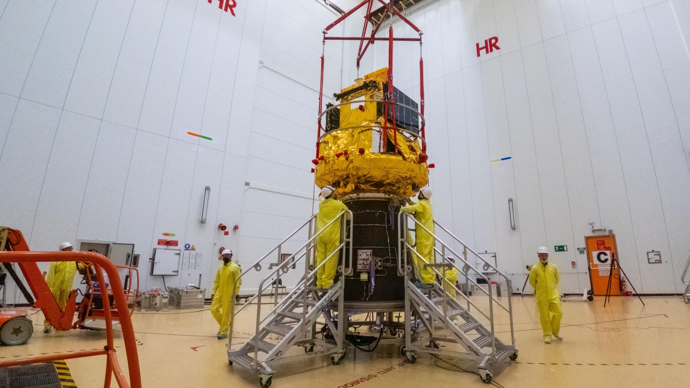La nave espacial Smile (de color dorado) se acopló a un adaptador del cohete Vega-C (cono negro) el pasado 25 de marzo. Fotografía facilitada por la ESA-M. Pédoussaut