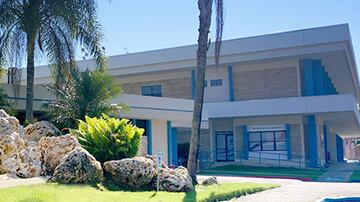 Imagen de fachada del Hospital Metropolitano de la Montaña, en Utuado.