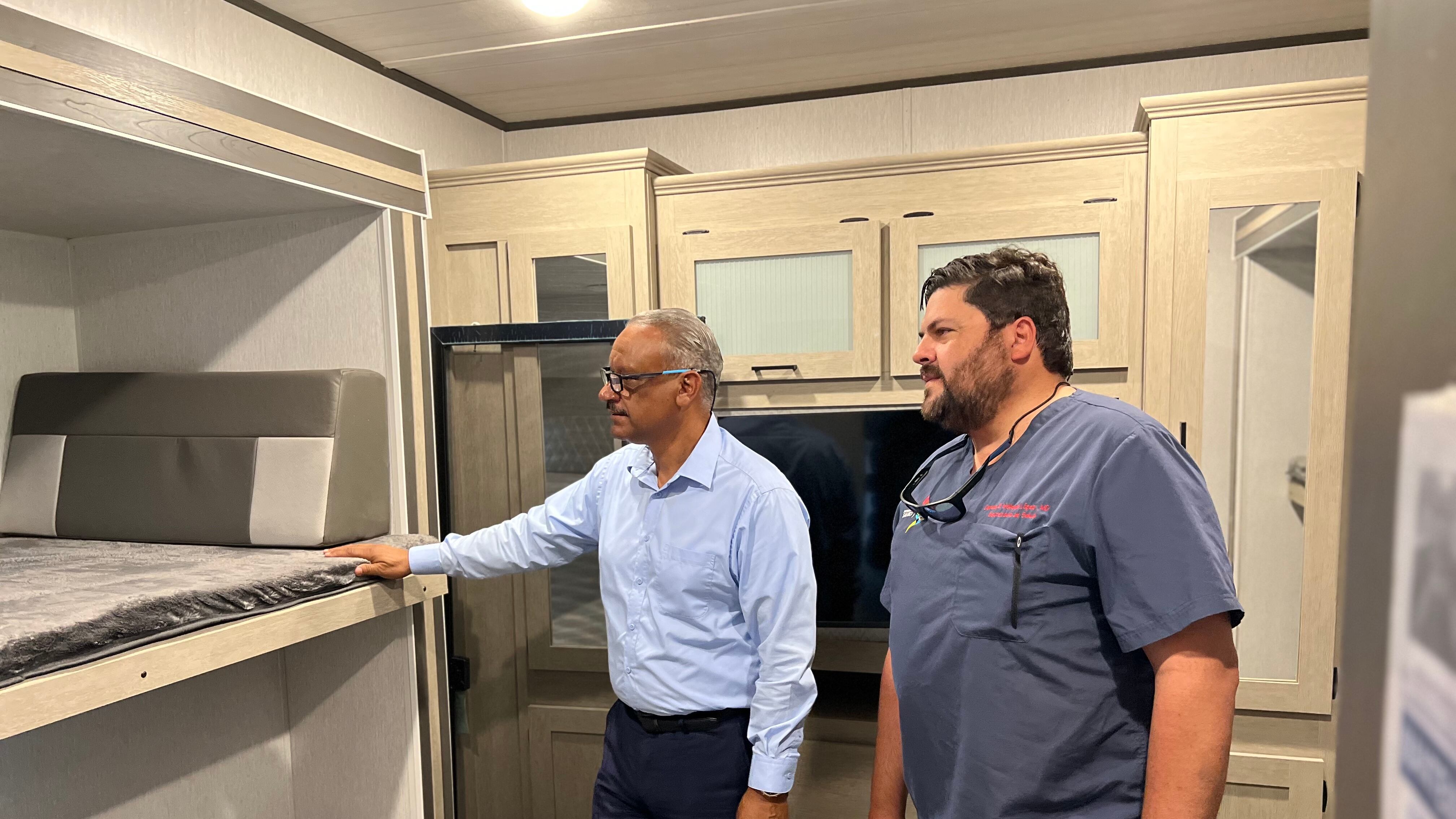 Presentan unidad móvil que servirá de hospedaje para personal médico en Vieques.