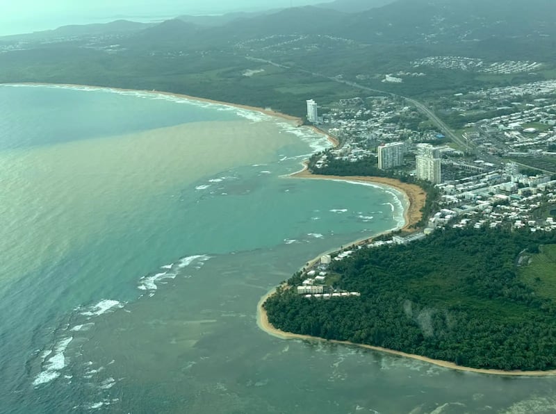 En un día lluvioso de mayo de este año, la escorrentía enturbió las aguas cerca de un arrecife frente a Playa Azul, en Luquillo, al norte de Puerto Rico.
Foto por Freeman Rogers | The BVI Beacon