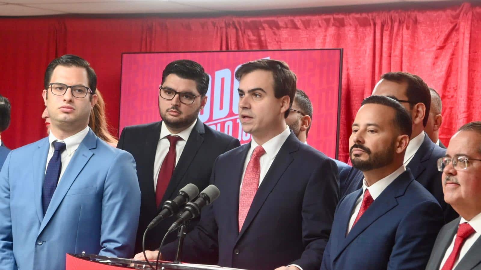 El presidente del PPD, Pablo José Hernández, Manuel Calderón Cerame como secretario general de la colectividad, Ernesto González como comisionado electoral y Ramón Luis Hernández como comisionado electoral alterno.