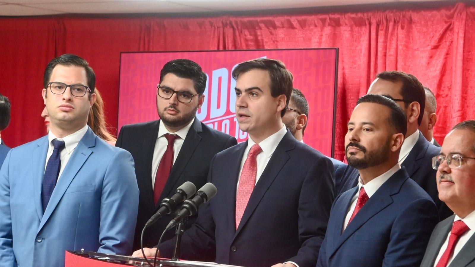 El presidente del PPD, Pablo José Hernández, Manuel Calderón Cerame como secretario general de la colectividad, Ernesto González como comisionado electoral y Ramón Luis Hernández como comisionado electoral alterno.