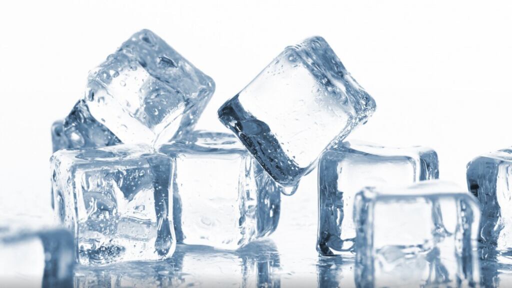 Cubitos de hielo mojados y fríos