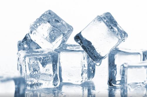 ¿Cuál es la última tendencia contra las arrugas y ojeras? Sumergir la cara en hielo