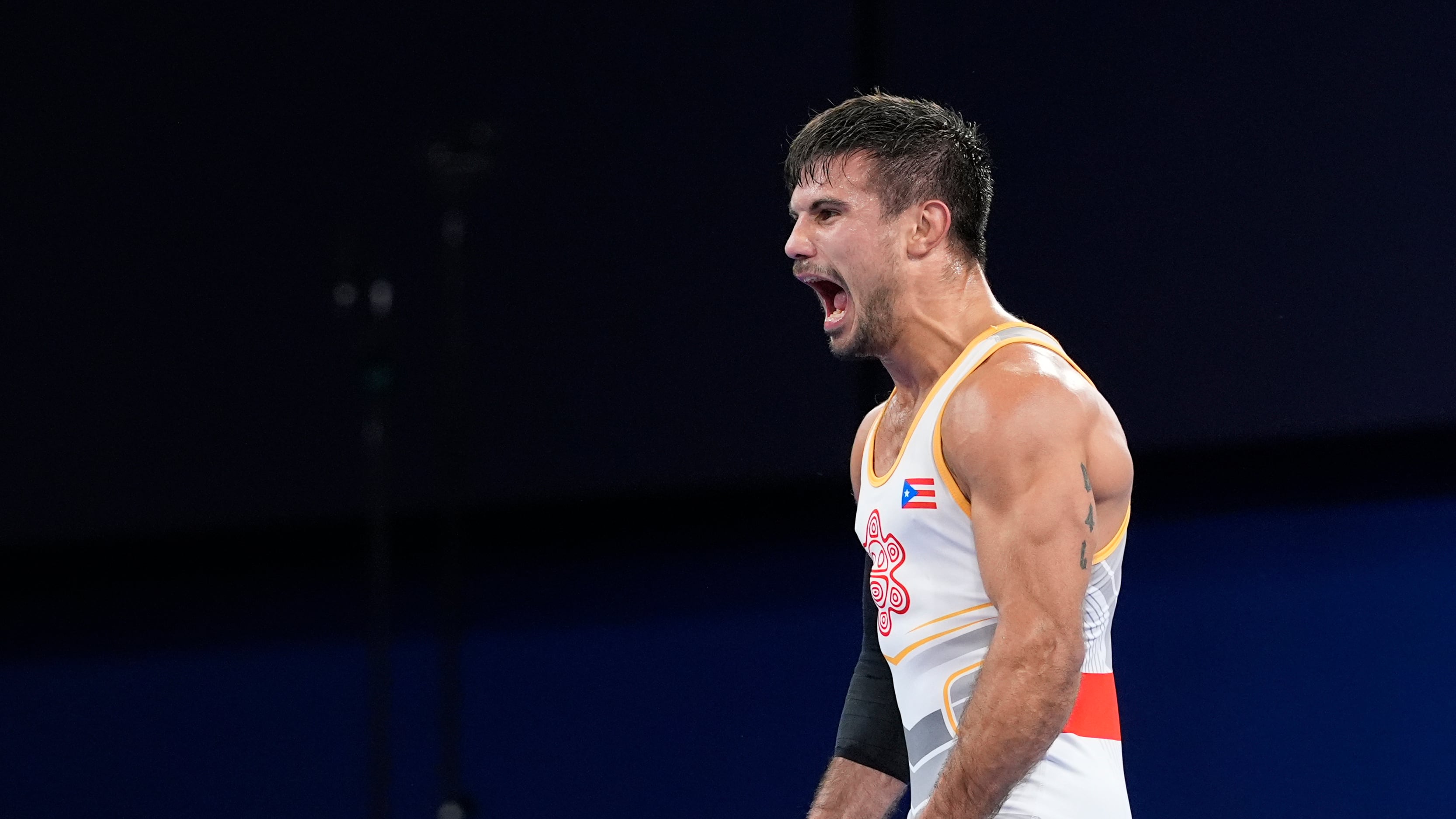 El puertorriqueño Sebastián Rivera celebra después de derrotar a Tumur Ochir Tulga de Mongolia en su combate por la medalla de bronce en la categoría libre masculina de 65 kg en la Arena Champ-de-Mars, durante los Juegos Olímpicos de Verano de 2024, el domingo 11 de agosto de 2024, en París, Francia. (Foto AP/Eugene Hoshiko)