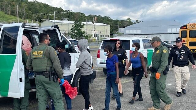 Patrulla Fronteriza detiene a 64 haitianos abandonados en Isla de Mona