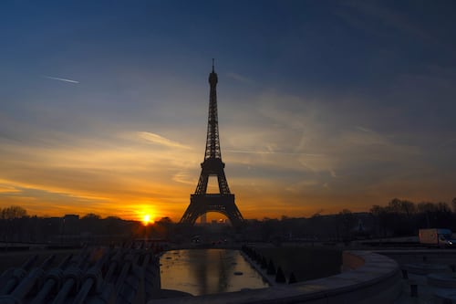 La misteriosa transformación que sufre la Torre Eiffel cada año