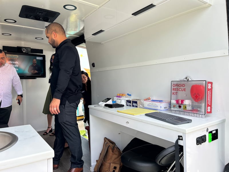 Interior de la unidad móvil principal que visitará pacientes en áreas vulnerables.