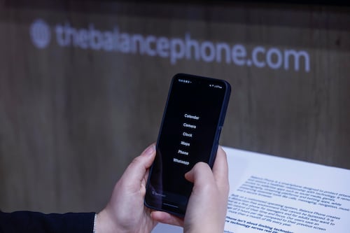 Qué son los ‘teléfonos tontos’ y por qué pueden promover el bienestar digital