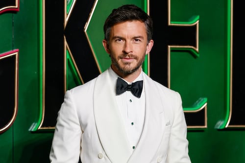 No hubo premio para Pedro Pascal: People eligió a Jonathan Bailey como el hombre más sexy al mundo