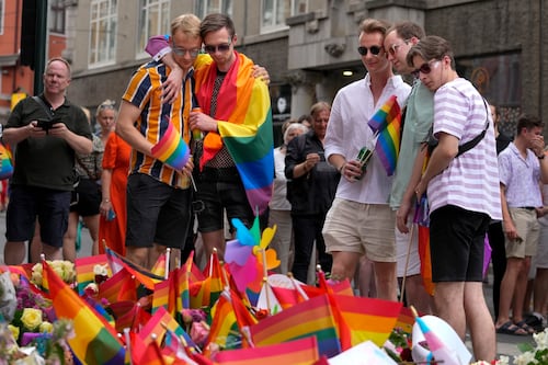 Critican a agencia de seguridad noruega por no evitar fatal ataque en desfile LGBTQ
