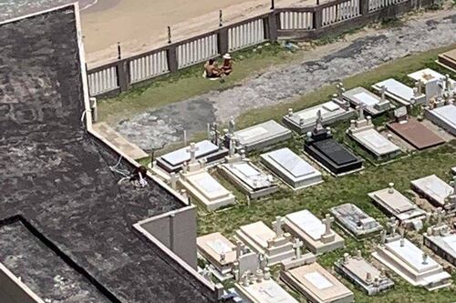 Captan a jóvenes tomando sol en el cementerio durante toque de queda