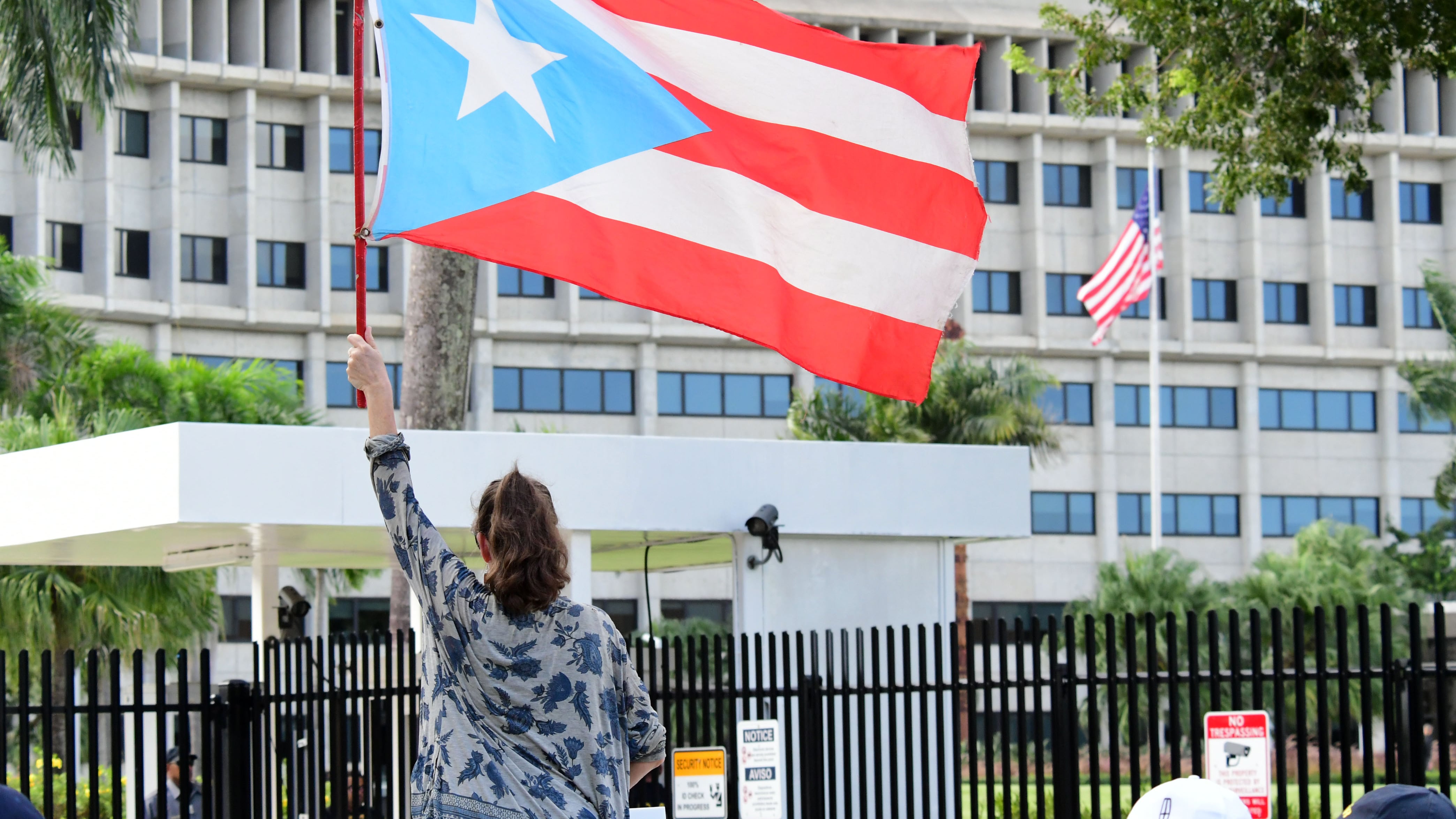 UTIER y otras organizaciones protestan frente al Tribunal Federal, en contra de la reorganización de la deuda de la AEE