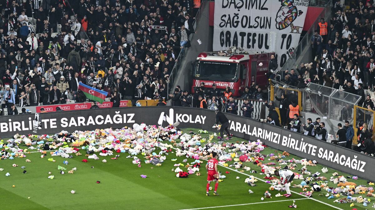 Emocionante lluvia de muñecos para niños afectados por el terremoto en Turquía