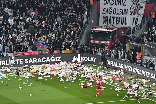 Lanzan lluvia de muñecos para niños afectados por el terremoto durante partido de fútbol