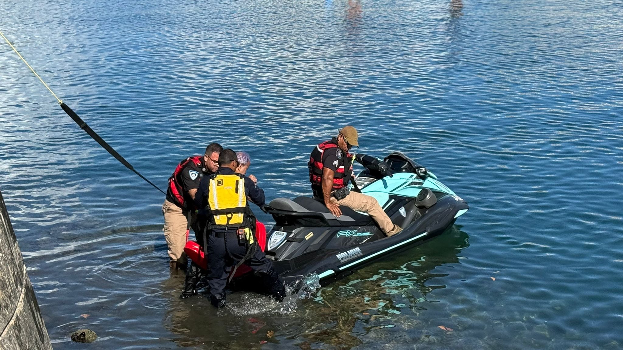 Hombre queda atrapado en zona rocosa y es rescatado por equipos municipales en San Juan