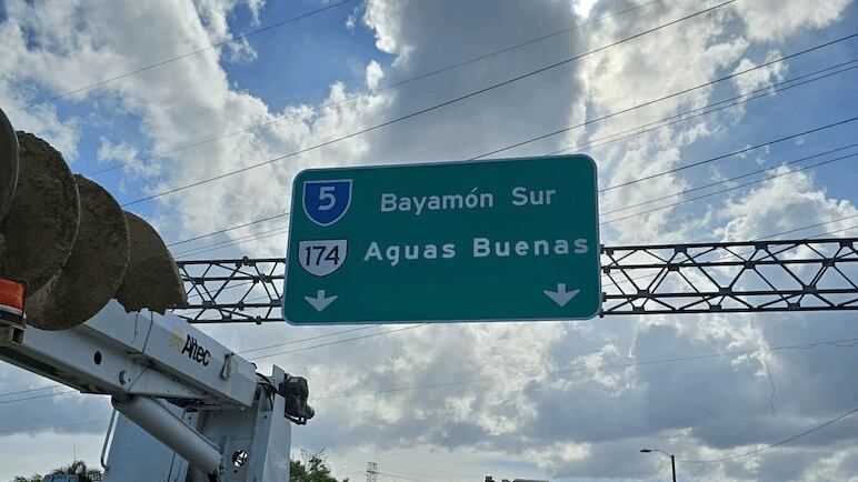 Continúan trabajos de instalación de rótulos overhead en la PR-5 en Bayamón.