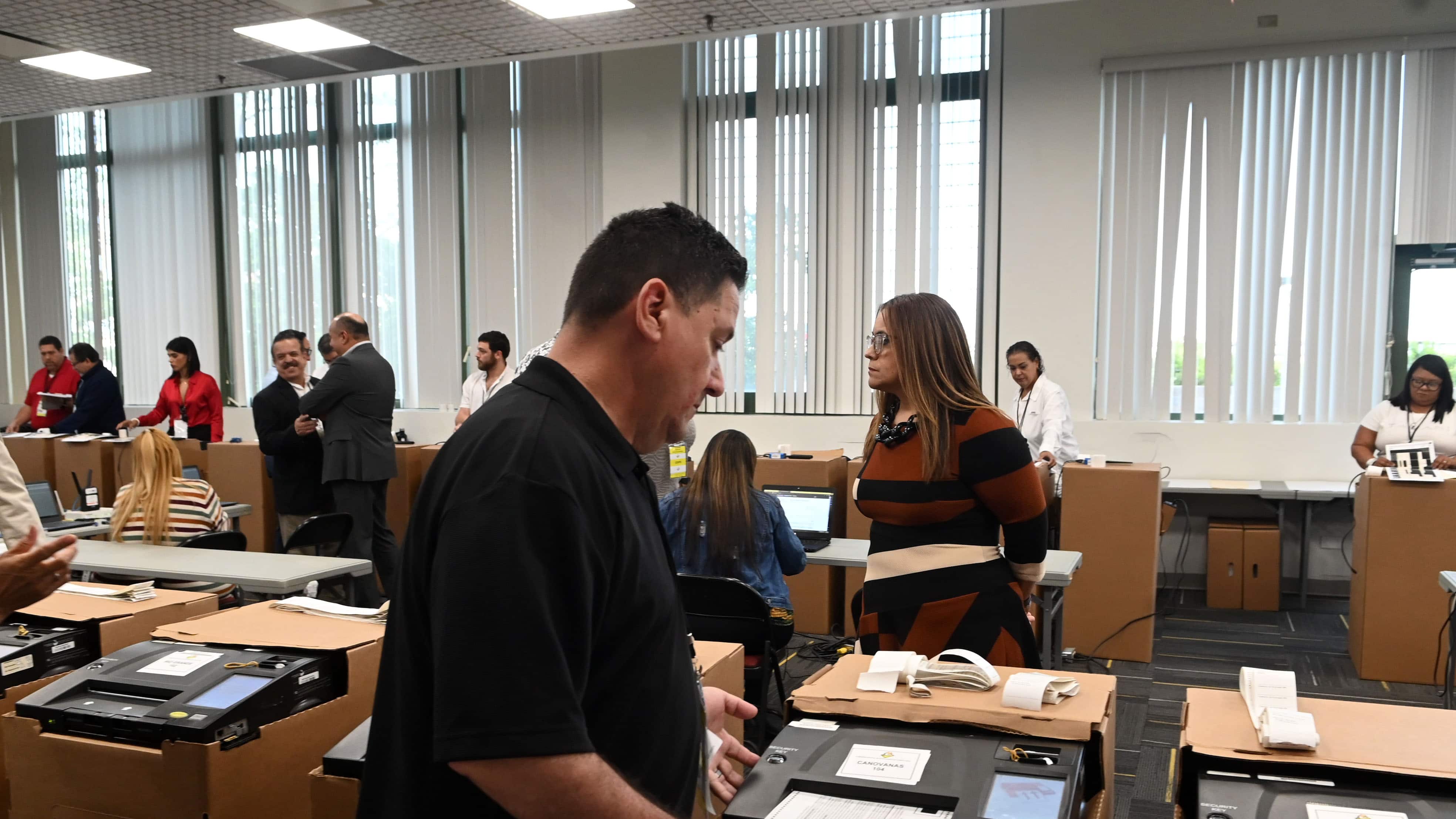 La Comisión Estatal de Elecciones, ensayan el uso de las máquinas de escrutinio.