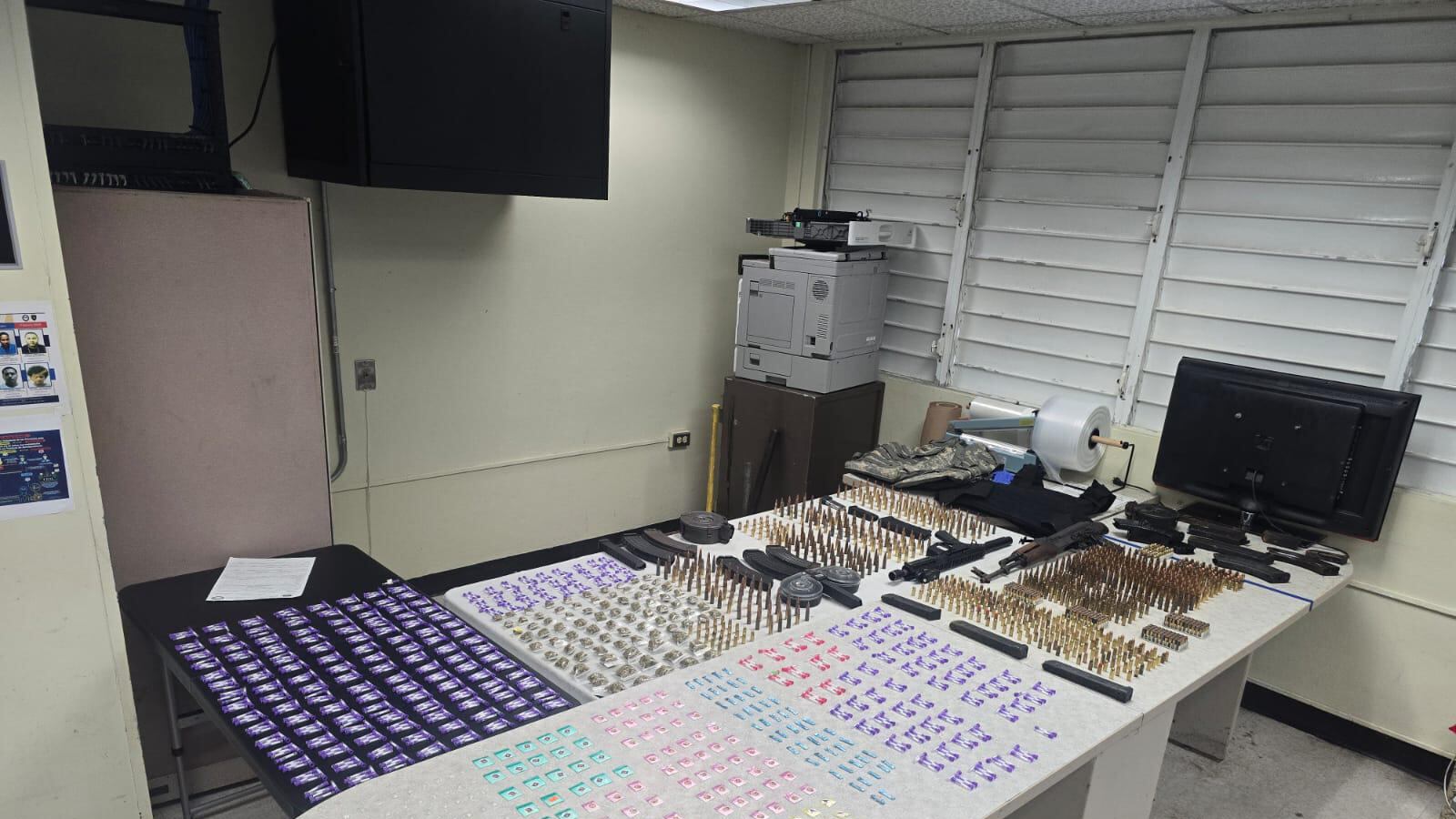 Policía interviene en residencial en Ciales y logra tres arrestos