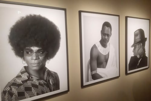 Exposición en París bucea en el poder emancipador de la moda africana