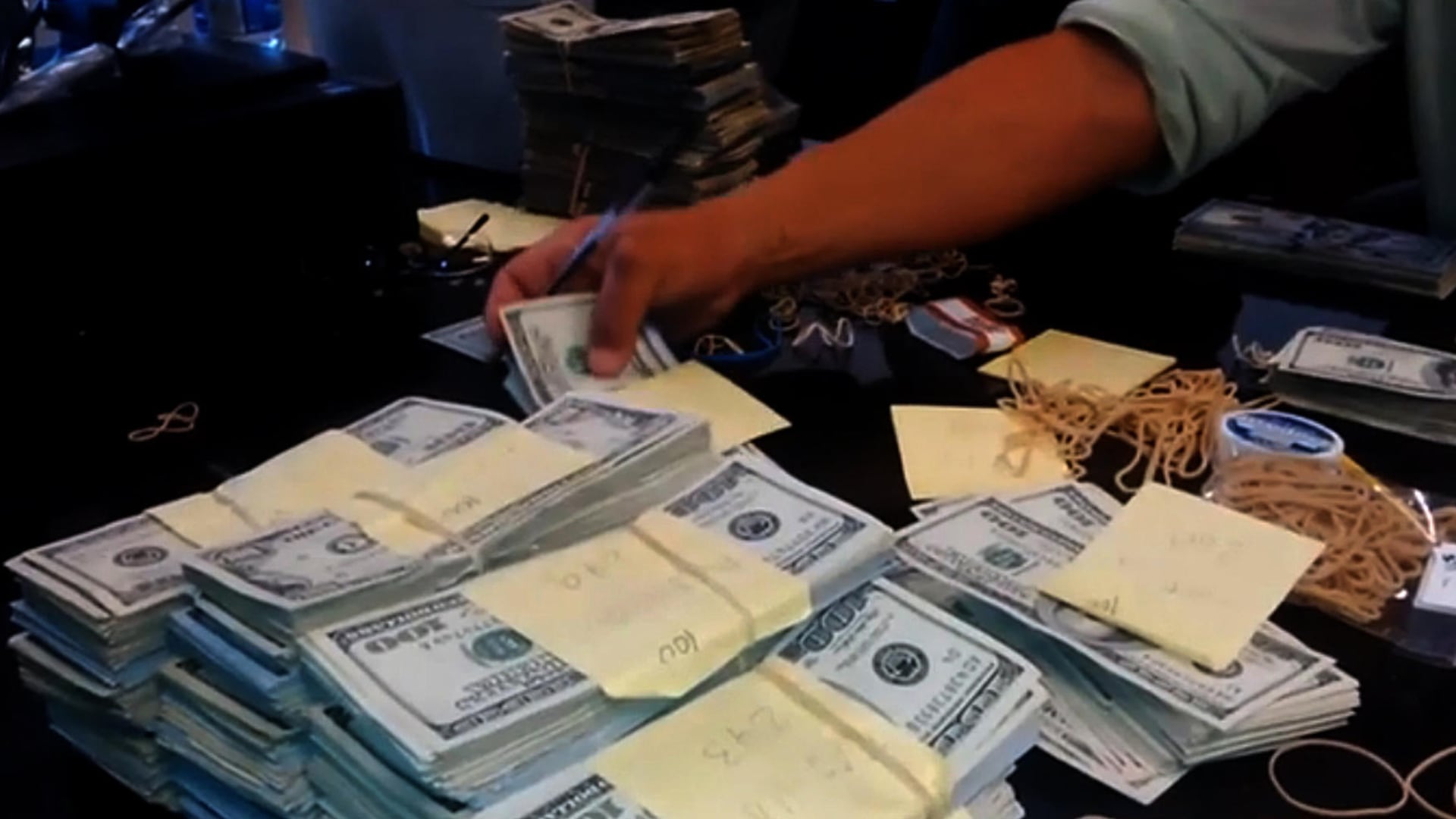 Fotografía de archivo de dinero en efectivo en EEUU. EFE/STR