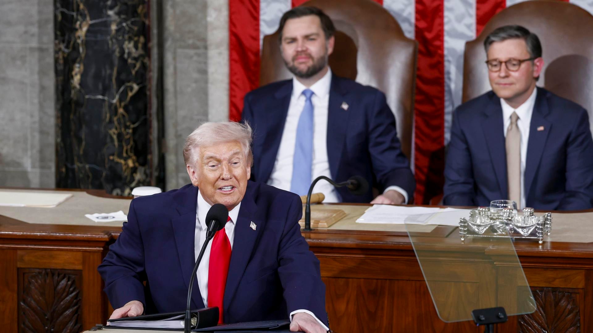 El presidente de Estados Unidos, Donald Trump, junto con el vicepresidente JD Vance y el presidente de la Cámara de Representantes, Mike Johnson, pronuncia su discurso sobre el Estado de la Unión ante una sesión conjunta del Congreso en la cámara de la Cámara de Representantes del Capitolio de Estados Unidos en Washington. EFE/EPA/WILL OLIVER