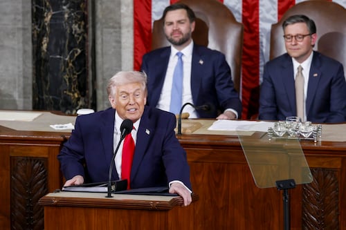 Trump cierra el discurso del Estado de la Unión más largo de la historia con 107 minutos