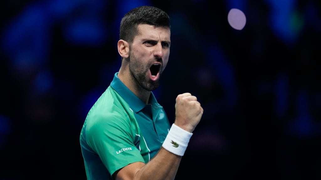 El serbio Novak Djokovic reacciona tras superar al español Carlos Alcaraz en las semifinales de las Finales de la ATP en Pala Alpitour, en Turin, Italia el sábado 18 de noviembre del 2023. (AP Foto/Antonio Calanni)