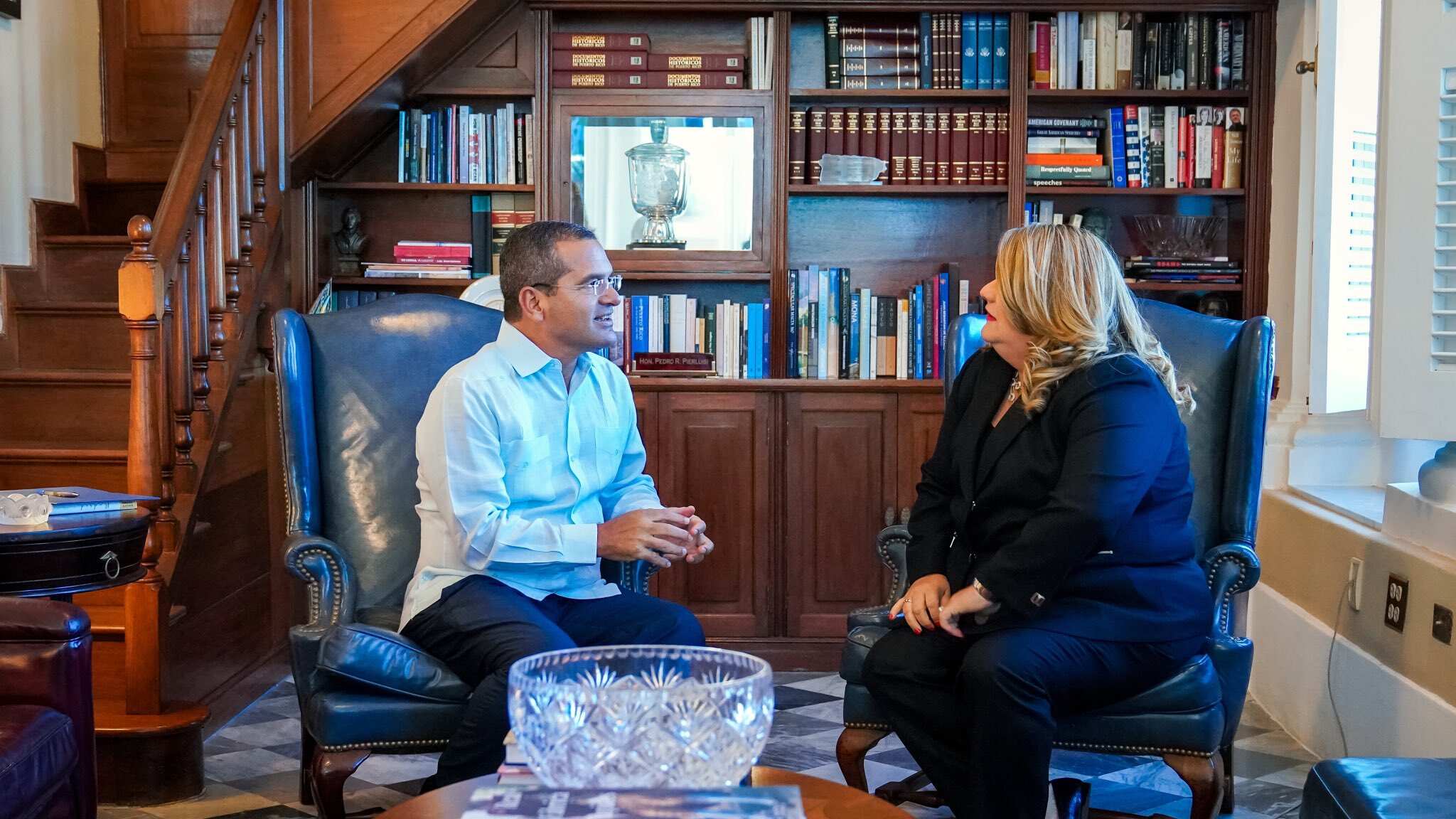 El gobernador saliente junto a la gobernadora electa.