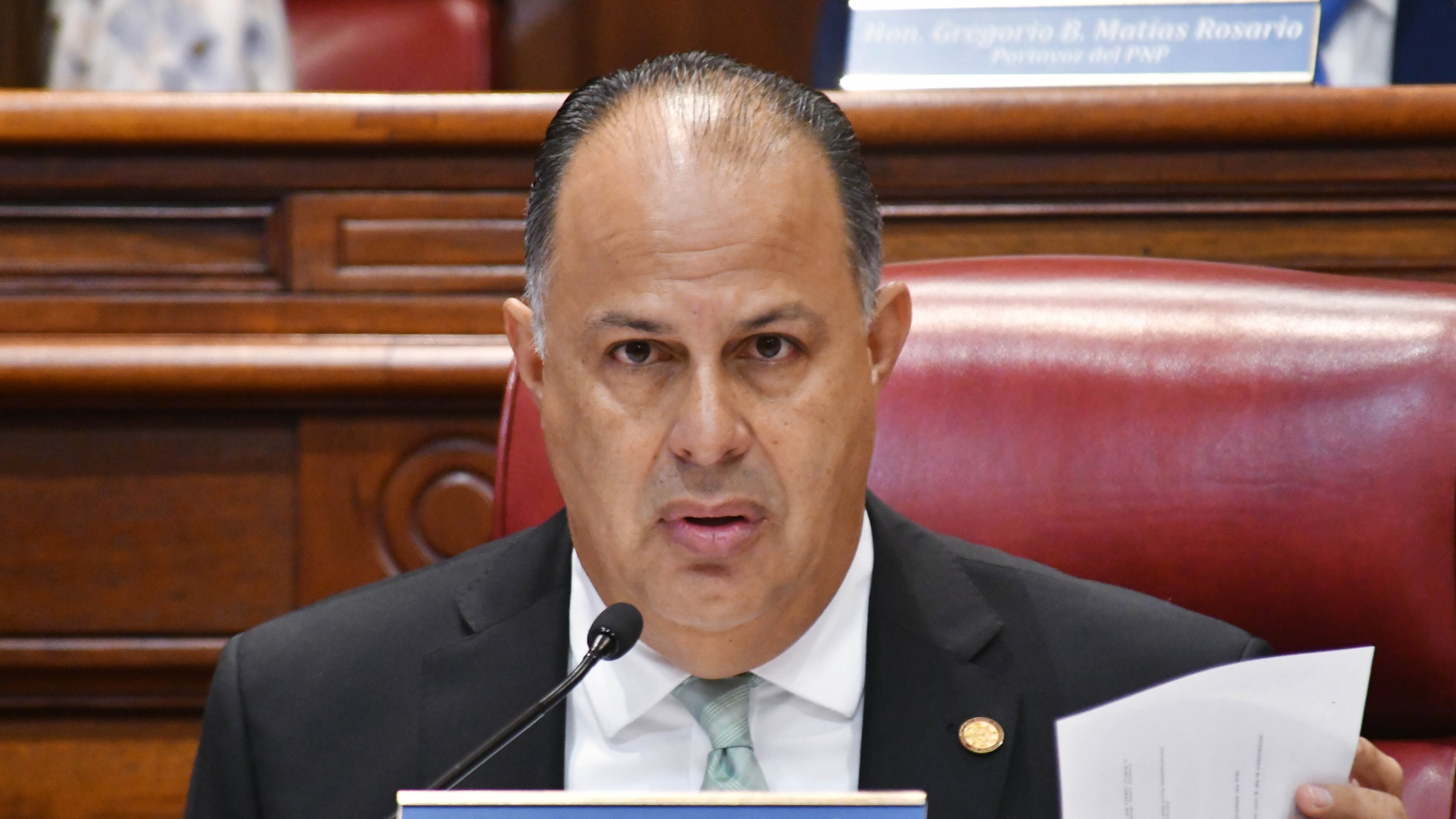 El Senador Oscar Morales interroga al Dr. Carlos Diaz