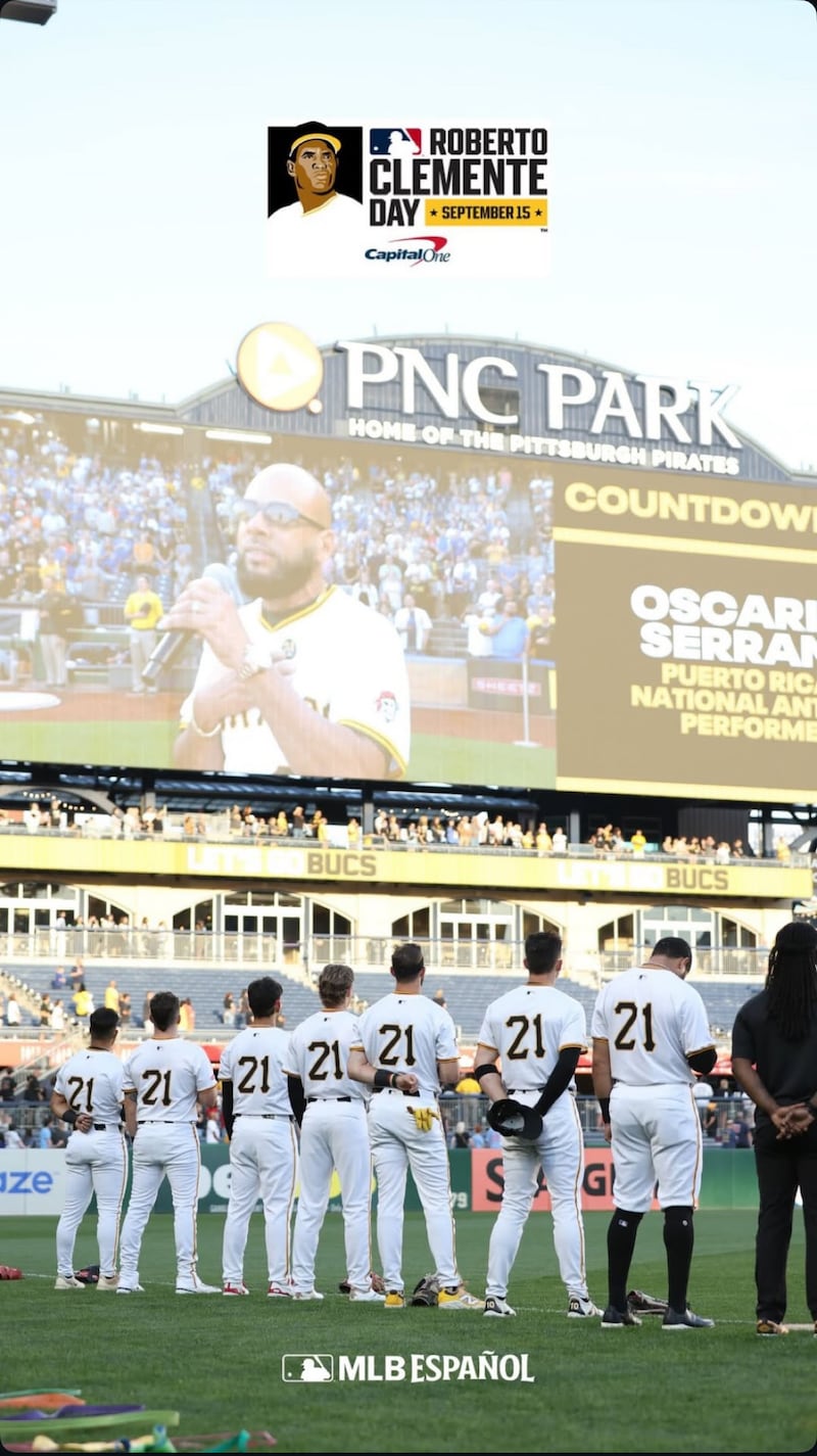 Oscarito Serrano interpreta el himno de Puerto Rico en el Día de Roberto Clemente en Pittsburgh.