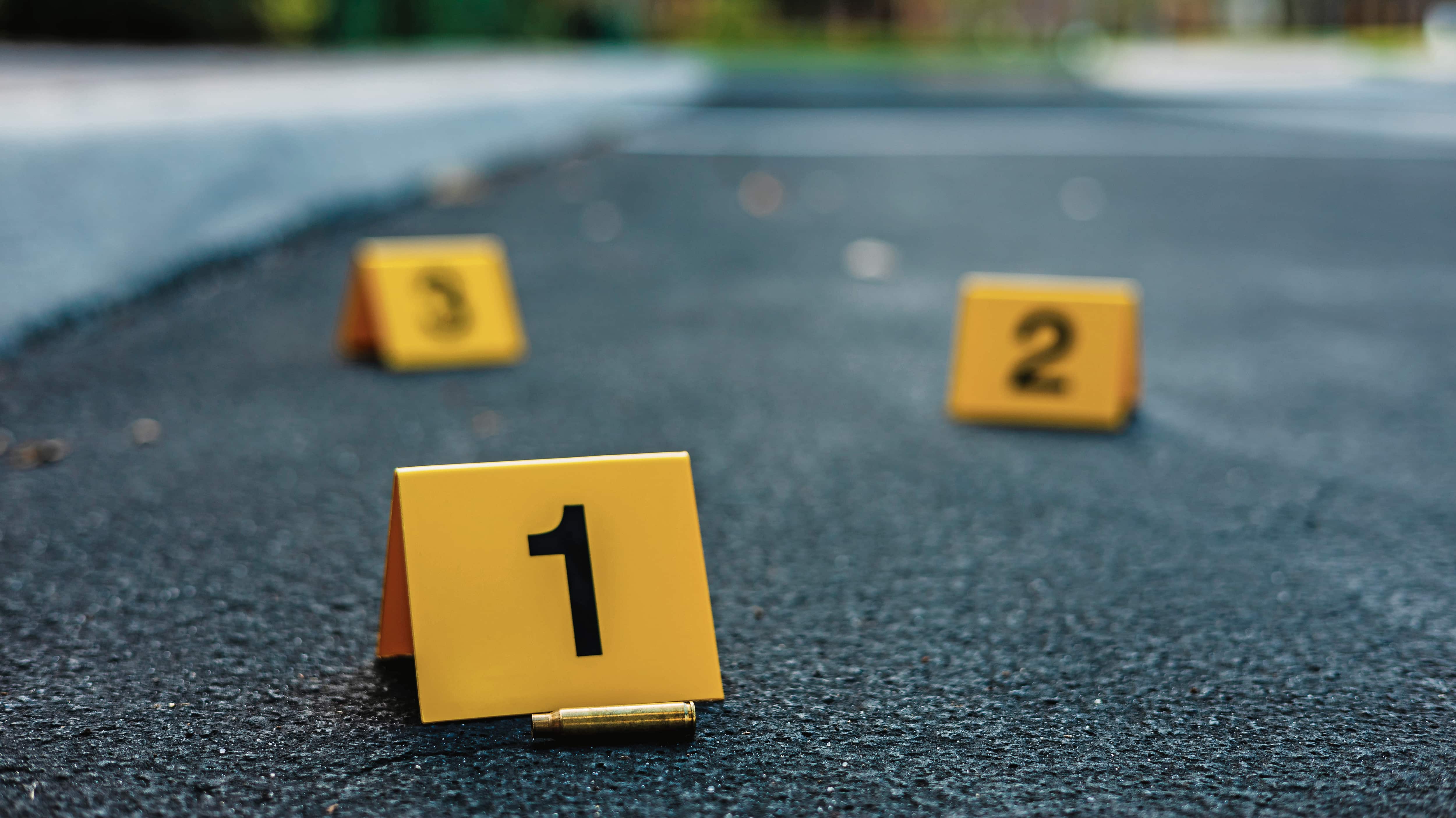 Marcadores de evidencia de la escena del crimen con casquillo de bala