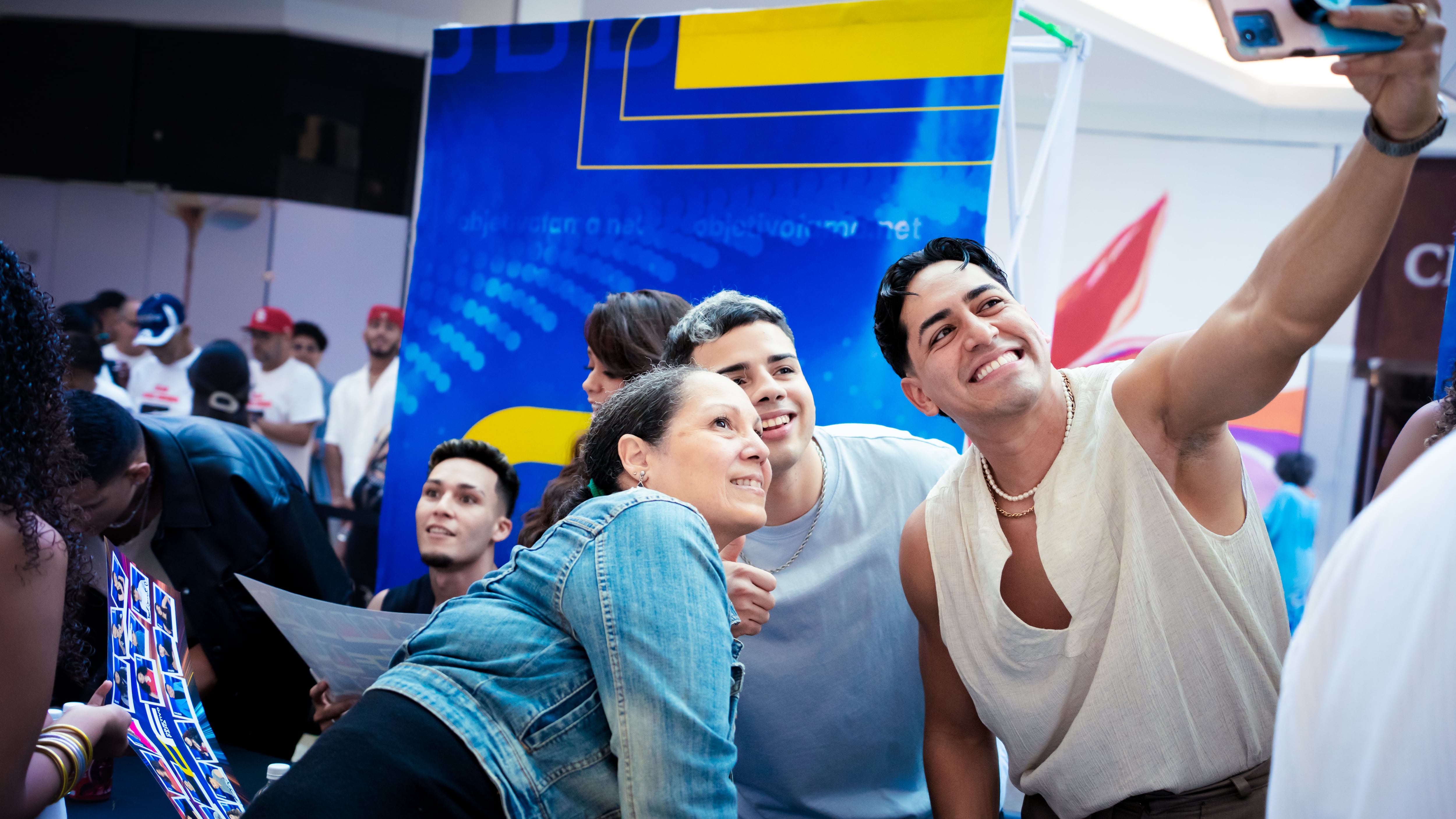 Fanáticos abarrotan primer 'instore' de Objetivo Fama 2025.