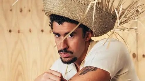 Con un álbum lleno de ritmos latinos como “Alambre de Púa” y “El Club”, Bad Bunny arrasó con seis nominaciones. Foto: Redes sociales.