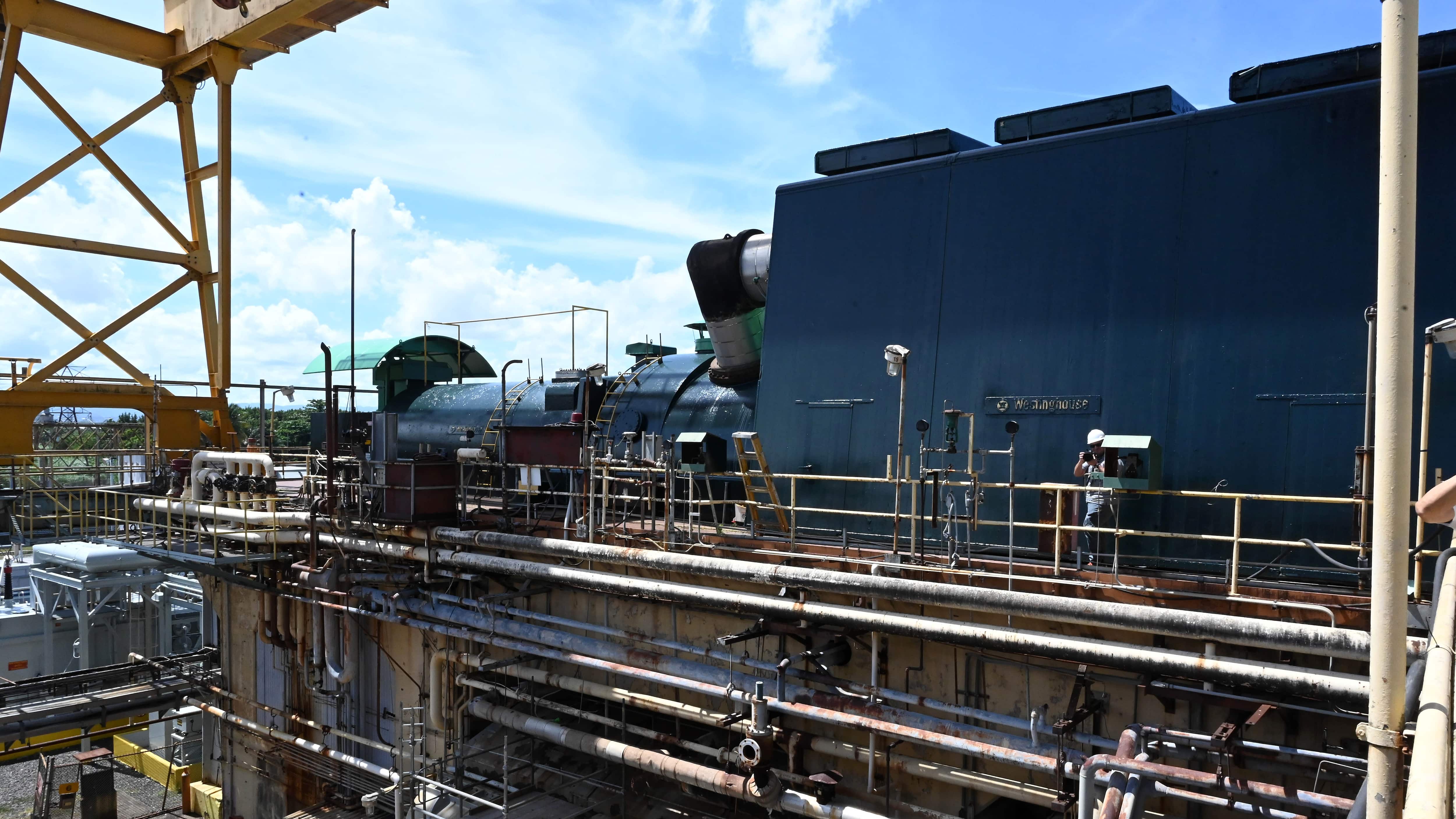 La gobernadora, Jennifer González recorre la Planta Eléctrica de Palo Seco.