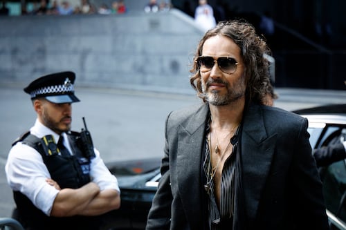 Retrasan juicio contra el actor Russell Brand por alegados delitos sexuales