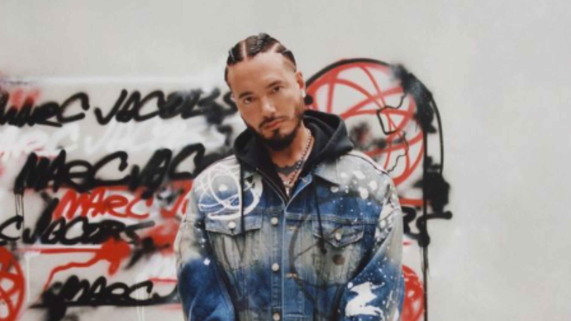 J Balvin posa para campaña de Marc Jacobs