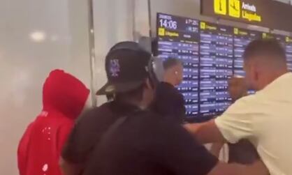 Momento del altercado, entre el equipo de Yailin La Más Viral y paparazzi