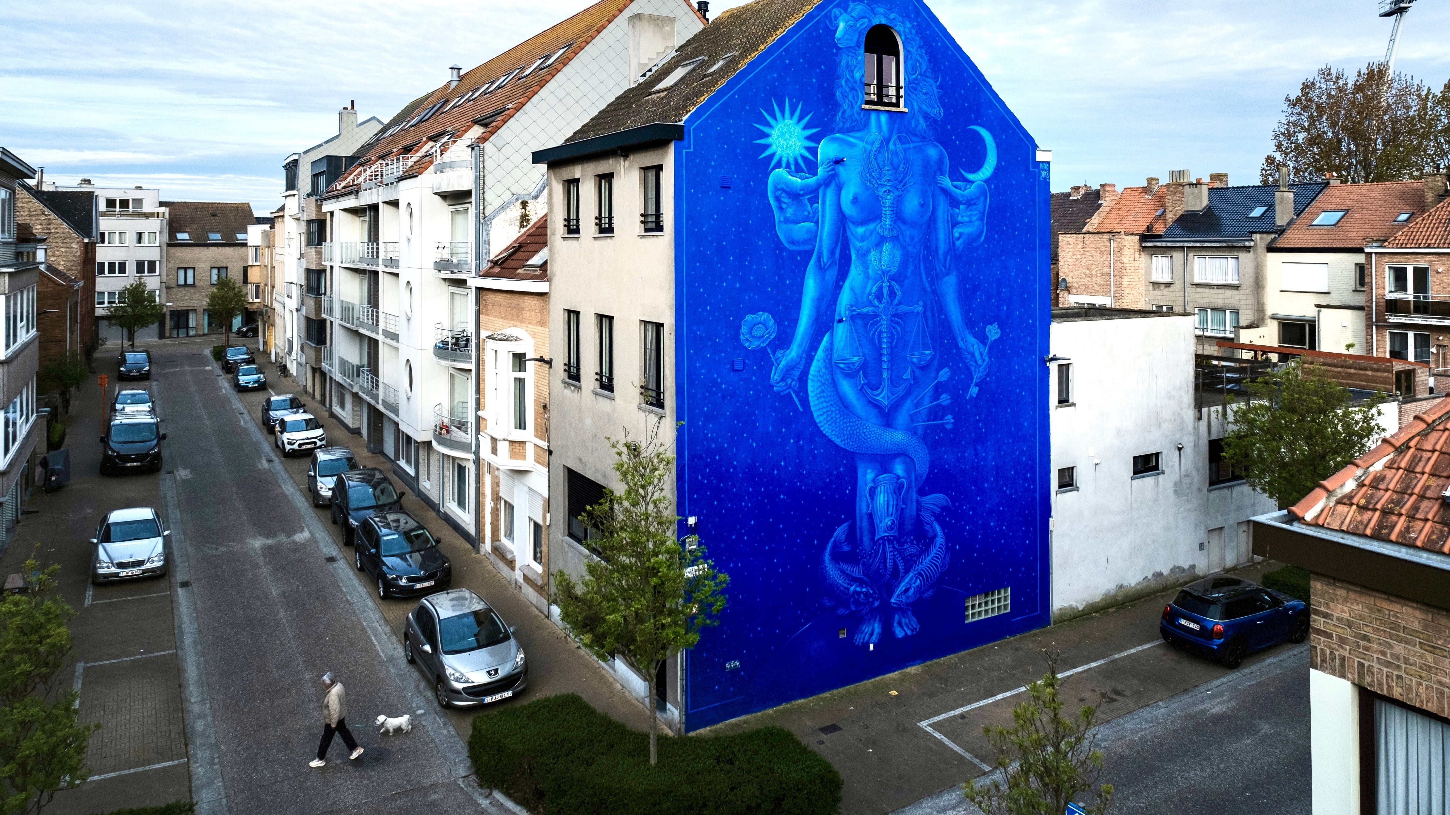 El reconocido artista puertorriqueño fue convocado por segunda ocasión a este festival, uno de los más importantes de arte urbano y muralismo de Europa, para participar en la celebración de su décimo aniversario. Allí presentó “Ser Infinito”, una obra de gran formato dominada por azules intensos, que conecta lo humano con el universo.
