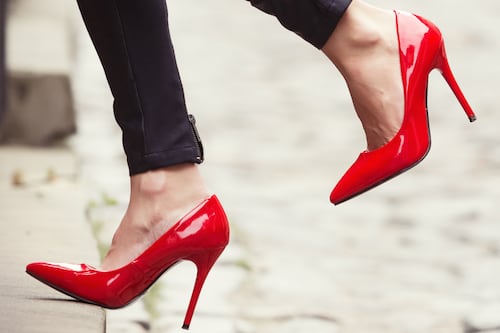 Jeans y zapatos rojos: la tendencia que se roba la corona este año por su creatividad