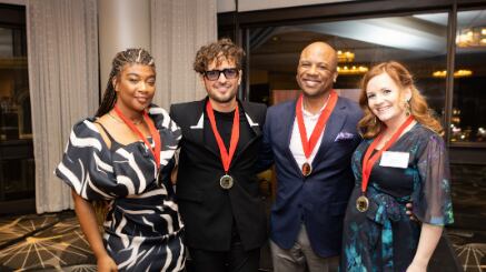 Los graduados Tommy Torres, Amie Doherty, Quinton Morris y Courtney Harrell fueron reconocidos por sus destacados logros en composición, interpretación, producción, bandas sonoras para cine y televisión y negocios musicales, entre otros.